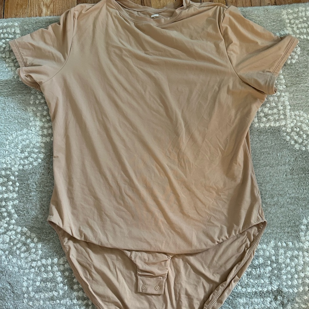 SKIMS Fits everyone T-shirt, Shapewear Bodysuit 2x - color Ochre